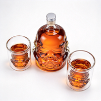 Bouteilles en verre en forme de casque avec ensemble de carafes à whisky liquide ambré pour bar et présentoir cadeau