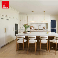 Cuisine moderne Alland Country Cream, armoires complètes haut de gamme en bois massif, fabricant d'armoires de cuisine avec plan de travail, évier et robinet