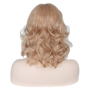 Perruque Courte Bouclée à Raie Centrale avec Frange, <span class=keywords><strong>Simulation</strong></span> de Cuir Chevelu Long, Modèle A9003, Sans <span class=keywords><strong>Cheveux</strong></span> Humains, Direct Usine Européenne/Américaine - Product Image 5