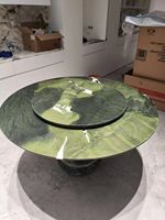 Table à manger en marbre vert avocat avec plateau tournant, dessus en pierre vert foncé, base en forme de larme, moderne, écologique, pour villa de luxe