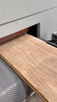 Machine de texturation de surface en bois pour créer une texture à grain croisé sur les revêtements de sol en bois naturel, les panneaux muraux et les portes