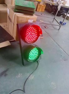 Feu clignotant rouge solaire sans fil pour signalisation routière / Avertisseur lumineux rouge clignotant pour la sécurité routière / Balise de signalisation routière rouge clignotante - Product Image 3