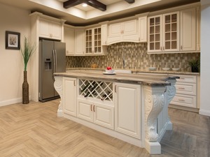 <span class=keywords><strong>Cocina</strong></span> de Madera Maciza de Alta Gama, Estilo Antiguo, Color Blanco Crema, con Diseño de Isla y Columnas Romanas - Product Image 3