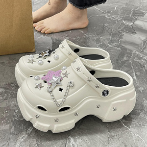 Sabots plateforme blancs avec étoiles, perles et chaînes décoratives, chaussures de plage tendance pour femmes, été, semelle épaisse, style <span class=keywords><strong>Crocs</strong></span> - Product Image 1