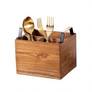 Le support à cuillères en bois et fer est un accessoire élégant et fonctionnel conçu pour organiser les couverts sur votre table à manger. - Product Image 1