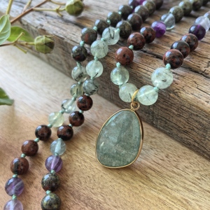 Prehnite, Fluorite violette, Jaspe sang de dragon, Pendentif en quartz fraise vert, 108 perles, Cristaux de guérison, Bijoux de yoga - Product Image 3