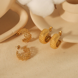 ต่างหูชุบทองรูปตัว C พร้อมลายเพชรสำหรับผู้หญิงสวมใส่ทุกวันการออกแบบทางเรขาคณิตเครื่องประดับสแตนเลส TE6503 - Product Image 1