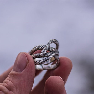 Anello Vintage a Forma di Serpente Unisex, Design in Tono Argento, Gioiello di Moda per Uso Quotidiano - Product Image 3