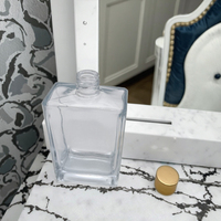 Flacon de parfum de luxe en verre carré plat de 50 ml, imprimé sérigraphié, diffuseur à bâtonnets, élégant, vide, en cristal, rechargeable pour voyage, avec pompe roll-on