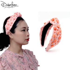 Perles irrégulières roses cousues à la main Bandeau à fourrure perlé de créateur pour femmes - Product Image 1