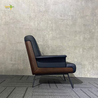 Moderner Design Sessel aus Nussbaumholzfurnier, Luxuriöser Armlehnstuhl mit Vollnarbenleder für das Wohnzimmer