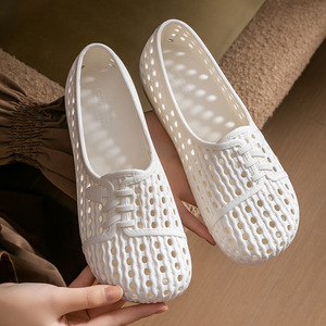 Nouvelles chaussures de jardin pour femmes, style Mary Jane, ajourées, confortables, durables, en PVC, antidérapantes, imperméables, respirantes, légères, en liège, pour l'été - Product Image 1