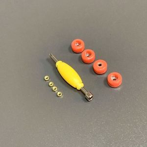 Fingerboard Profesional de Madera de Arce Completo con Tuercas, Trucks y Kit de Herramientas - Product Image 4