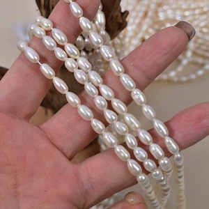 สร้อยไข่มุกน้ำจืดธรรมชาติสีขาว ขนาด 4-5 มม. คุณภาพดี ราคาคุ้มค่า  แบบเม็ดหลวม  แสงสว่าง  ร้อยด้วยด้ายไมโคร  ทรงข้าว  งานกึ่งสำเร็จรูป - Product Image 3
