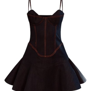 Nouvelle Collection Été – Robe Courte Plissée en Jean Bleu Élégante Coupe Fourreau Épaules Dénudées Dos Nu pour Femme - Product Image 5