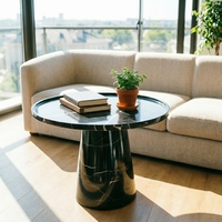 Table d'appoint élégante et moderne à base haute en marbre Nero Marquina, idéale pour les bars d'hôtels de luxe et les cafés haut de gamme