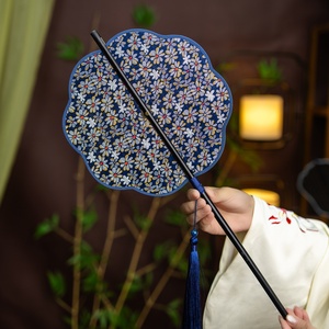 พัดแบบพกพาแบบจีนโบราณ พัดพับได้ พัดพู่ห้อยแบบฮั่นฝู พัดผ้าไหมโบราณ สำหรับตกแต่งห้องนอน - Product Image 4