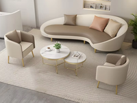 Canapé de couleur crème, de forme unique, au design moderne et minimaliste - idéal pour les salons de manucure, les magasins de vêtements et les instituts de beauté