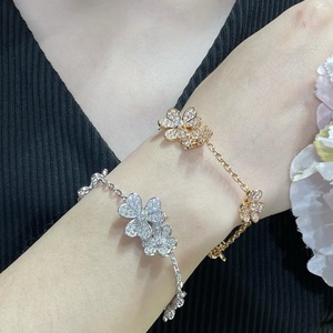 Bracciale da Donna in Ferro Placcato Oro V, Mimi Gold Clover con Diamanti, Forma a Fiore a Cinque Petali, Lavorazione Artigianale, Lussuoso e Brillante - Product Image 5