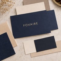 Boîte cadeau écologique personnalisée de la marque FOVAIRE avec couvercle magnétique, emballage rigide enveloppé de papier, forme rectangulaire, impression quadricolore