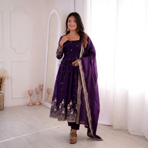 Traje Anarkali Morado Bordado, Largo Hasta el Suelo, Tradicional Indio Pakistaní, Holgado, de Manga Larga, Elástico, para Fiestas - Product Image 1