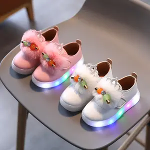 최신 LED 빛 패션 운동화 샌들 여자 부드러운 가죽 깔창 걷기와 춤 어린이 신발