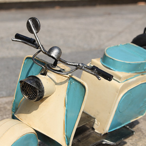 Modèle de scooter vintage en fer, 43 cm de long, décoration d'intérieur, style shabby chic, présentation sur table - Product Image 2