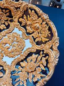 Assiette décorative murale en porcelaine bleu cobalt ornée de motifs floraux dorés, style baroque luxueux, pour la présentation - Product Image 4