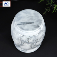 Urnes de crémation en marbre et en pierre naturelle d'onyx vert clair assorties fabriquées à la main pour contenir les cendres humaines et animales
