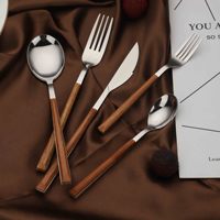 Ensemble de couverts modernes minimalistes en acier inoxydable avec poignées effet bois, finition miroir, emballé en coffret cadeau pour hôtels/restaurants