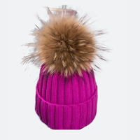 Bonnet en acrylique tricoté personnalisé en gros avec pompon en vraie fourrure détachable