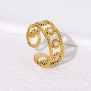 Anillo de acero de titanio hueco sencillo europeo y americano con diseño de sol, diseño de nicho único, chapado en oro de 18 quilates con efecto de gota de aceite, versátil. - Product Image 4