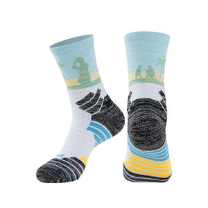 Chaussettes de sport en coton multicolores charmantes à motifs de dessins animés populaires, vente en gros, chaussettes personnalisées pour le printemps et l'automne, confortables pour femmes - Product Image 4