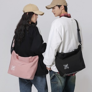 Sac de voyage bandoulière grande capacité en tissu Oxford imperméable avec fermeture éclair et poignée souple, style décontracté pour femme, idéal pour l'université, collection mode japonaise et coréenne 2024 - Product Image 5