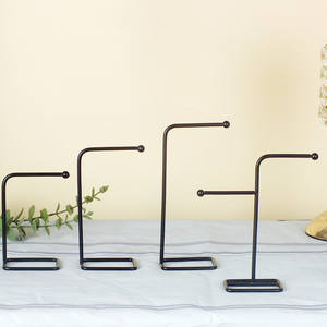 Expositor de Joyería Metálico Moderno y Minimalista para Pendientes y Collares, Decoración para Tiendas de Joyería - Product Image 4