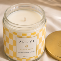 Arovi - Bougie parfumée au miel et au yuzu en verre jaune à carreaux de 200 g avec couvercle doré et boîte cadeau pour la vente au détail