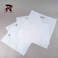 Sac de courses en plastique recyclable de haute qualité avec logo personnalisé, sac de transport à poignée découpée en LDPE/HDPE pour vêtements