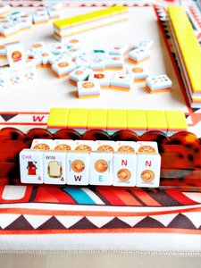 Juego de Mahjong <span class=keywords><strong>Americano</strong></span> Foodie Feast, 160 Fichas, Acrílico de 4 Capas, Diseño Brillante en Amarillo de Pizza, Hamburguesa y Donut, Grabado Láser, Impresión UV - Product Image 1