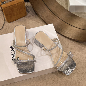 Tendance de la mode féminine, tongs élégantes et polyvalentes pour la plage et les stations balnéaires, pour une utilisation en extérieur en été, design antidérapant, motif floral - Product Image 2