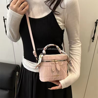 2026 Neue Mini-Bucket-Bag mit Anhänger Damen-Modetasche Niedliche Mädchen-Schultertasche