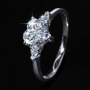 Bague de fiançailles pour femme SHOREA en argent sterling 925 plaqué platine ; En stock ; Style cathédrale, trois pierres, cœur unique en moissanite - Product Image 2