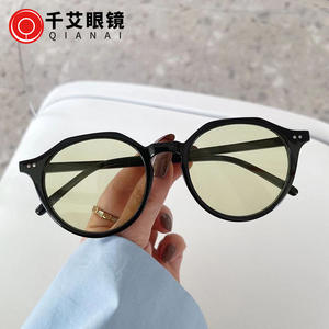 Gafas de Sol Estilo Coreano para Mujer, Montura Negra Brillante, UV400, Lentes Ligeras Tipo AC, Parasol Irregular con Remaches Punteados G2-9997 - Product Image 2