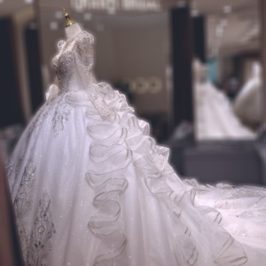2026 Nuovo Abito da Sposa di Lusso con Diamanti Senza Schienale per Ragazze, Stile Chiesa, Principessa Reale, Gonna con Pizzo Pesante, Scollo a Cuore - Product Image 2