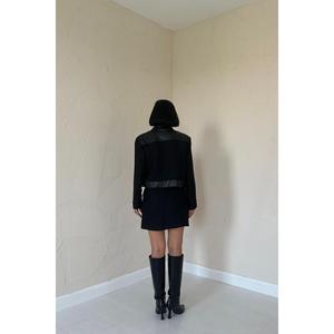 Ensemble de costume trois pièces noir pour femme, veste et jupe avec garnitures en cuir, tissu en laine, 100% polyester, bottes à talons hauts incluses - Product Image 1