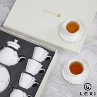 Ensemble de tasses à thé et soucoupes en porcelaine blanche à cannelures, bordure dorée, bord festonné en forme de pétale, dans un coffret cadeau pour la maison ou un cadeau de mariage