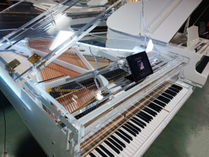 Piano à queue en acrylique Heinemann 88 touches, design artisanal transparent, modèle GP-160, offrant une vue époustouflante - Product Image 2