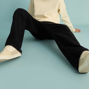 Jean pour homme en denim noir délavé, à ourlet effiloché, double épaisseur aux genoux, style hip-hop, coupe large, imprimé feuille métallisée, personnalisable ODM - Product Image 5