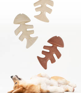 Экологичная, устойчивая кусалка из нейлона в форме рыбьей кости со вкусом говяжьего бекона для чистки зубов и дрессировки собак - Product Image 1