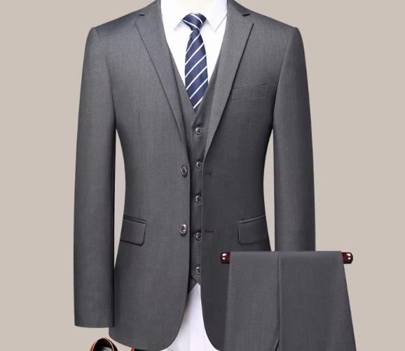 Ensemble veste et pantalon gris à deux boutons.