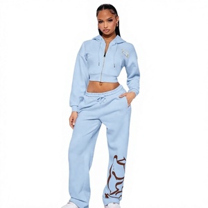 Conjunto de 2 piezas para mujer: Sudadera con capucha de forro polar azul claro, corte holgado, manga larga, estampado completo, forro térmico, y pantalones deportivos cortos con bordado. - Product Image 1